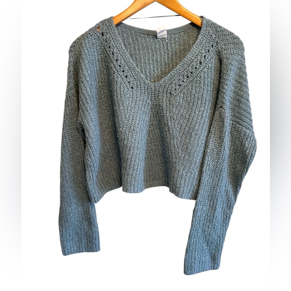 Me to We Women's Blue V-Neck Sweater cropped sweater. Size small